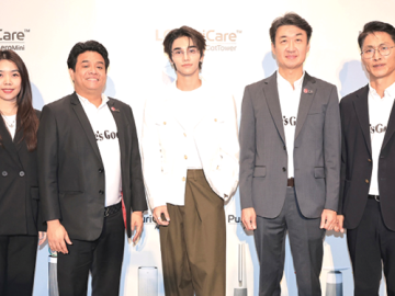 ผู้นำนวัตกรรม : มร.ซองฮัน จอง ประธานกรรมการบริหาร บจก.แอลจี อีเลคทรอนิคส์
(ประเทศไทย) เปิดตัวไลน์อัพ LG PuriCare™ โซลูชันดูแลอากาศสะอาดแบบ
ครบวงจรใหม่ล่าสุดประกอบด้วยเครื่องฟอกอากาศและเครื่องลดความชื้น โดยมี อำนาจ
สิงหจันทร์ หัวหน้าฝ่ายการตลาด และ เจฟ ซาเตอร์ แบรนด์แอมบาสซาเดอร์ ร่วมงาน