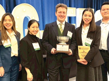 “ชนะเลิศ” 11 ประเทศใน 4 ทวีป : ธนะโชติ วงศ์สืบชาติ Sasin MBA รุ่น 2015
และทีมจากสถาบันบัณฑิตบริหารธุรกิจ ศศินทร์ แห่งจุฬาฯ ร่วมกันยินดีกับรางวัล
ชนะเลิศอันดับหนึ่ง ระดับบัณฑิตศึกษา จากการแข่งขัน Schlesinger Global Family
Enterprise Case Competition ที่เมือง Vermont ประเทศสหรัฐอเมริกา