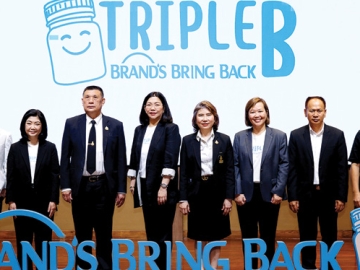 ต่อเนื่องปีที่ 2 : เพียงจิต ศรีประสาธน์ รองประธานบริหารอาวุโสฝ่ายทรัพยากรบุคคลฯ
บจก.ซันโทรี่ เบเวอเรจ แอนด์ ฟู้ดฯ มอบโล่แก่โรงเรียนนำร่อง 10 แห่ง ที่เข้าร่วมโครงการ “แบรนด์เก็บกลับ” เพื่อส่งเสริมการจัดการขยะตั้งแต่ต้นทาง
ในสถานศึกษาและปลูกจิตสำนึกด้านสิ่งแวดล้อมแก่เยาวชน ที่ กรมควบคุมมลพิษ