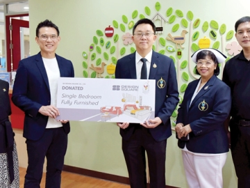 “บ้านแมค” : นพ.อาคม ชัยวีระวัฒนะ ผอ.สถาบันสุขภาพเด็กแห่งชาติมหาราชินี
และผู้แทนมูลนิธิโรนัลด์ แมคโดนัลด์ เฮาส์ ประเทศไทย รับมอบห้องพักปรับปรุงใหม่
บ้านพักพิง โรนัลด์ แมคโดนัลด์ เฮาส์ จาก พิเดช ชวาลดิฐ กรรมการบริหารกลุ่ม
บริษัทเอสบีเฟอร์นิเจอร์ ที่รพ.เด็ก เพื่อยกระดับการดูแลผู้ป่วยเด็กและครอบครัว