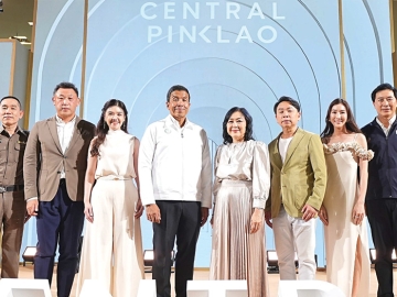 โฉมใหม่ “เซ็นทรัล ปิ่นเกล้า” : วัลยา จิราธิวัฒน์ ประธานเจ้าหน้าที่บริหาร บมจ.เซ็นทรัลพัฒนา เปิดงานฉลอง
การทรานส์ฟอร์มครั้งใหญ่ในรอบ 3 ทศวรรษ ภายใต้คอนเซ็ปต์ “The New Soul of Pinklao” เนรมิตพื้นที่
แห่งความทรงจำของย่าน สู่ Top Destination ของกรุงเทพฯฝั่งตะวันตก โดยมี ชัชชาติ สิทธิพันธุ์ ผู้ว่าราชการ
กรุงเทพมหานคร และคณะผู้บริหาร บมจ.เซ็นทรัลพัฒนา ร่วมแสดงความยินดี ที่ศูนย์การค้าเซ็นทรัล ปิ่นเกล้า