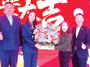 โลกแฟนตาซี : สมพล ตรีภพนารถ ประธานเจ้าหน้าที่บริหาร ธุรกิจศูนย์การค้า บมจ.เอ็ม บี เค ร่วมพิธีเปิดร้าน
CAVE FANTASY พร้อมด้วย สหัพย์ภัค โชควิจิตรกุล กก.ผจก.ศูนย์การค้าเอ็ม บี เค เซ็นเตอร์ บจก.เอ็มบีเค เซอร์วิส โซลูชั่น มอบดอกไม้แสดงความยินดีให้แก่ ปทิดา กีรติปวีร์ ประธาน บริษัท เคฟ แฟนตาซี
ประเทศไทย และ มร.ว่าน หรู กัว ประธาน บริษัท เคฟ แฟนตาซี ประเทศจีน ที่ศูนย์การค้าเอ็ม บี เค เซ็นเตอร์