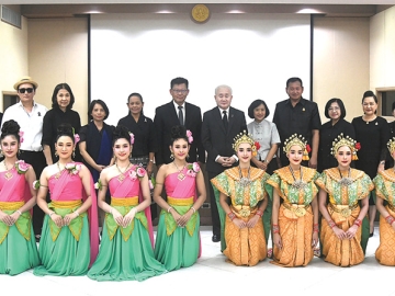 ดนตรีสำหรับประชาชน ปีที่ 69 : พนมบุตร จันทรโชติ อธิบดีกรมศิลปากร แถลงข่าวการจัด “สังคีตสุนทรีย์ถวายพระบรม
ราชชนนีพันปีหลวง” ทุกวันอาทิตย์ ตั้งแต่วันที่ 1 ก.พ.ถึง 15 มี.ค.2569 รวม 6 ครั้ง ค่าเข้าชมคนละ 20 บาท และการแสดง
สมโภช เนื่องในโอกาสสมเด็จพระกนิษฐาธิราชเจ้า กรมสมเด็จพระเทพรัตนราชสุดาฯ สยามบรมราชกุมารี ทรงสวมพระรัศมีทองคำประดับเพชรถวายพระพุทธสิหิงค์ ในวันจันทร์ที่ 2 ก.พ.2569 ณ สังคีตศาลา บริเวณพิพิธภัณฑสถานแห่งชาติ พระนคร