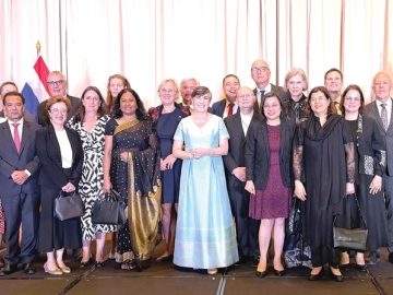 ฉลองวันออสเตรเลีย ค.ศ.1788 : ดร.แอนเจลา แมคโดนัลด์ เอกอัครราชทูตเครือรัฐออสเตรเลียประจำราชอาณาจักรไทย
จัดงาน “วันออสเตรเลีย” โดยมี พระอัครสังฆราชปีเตอร์ ไบรอัน เวลส์ สมณทูตวาติกันประจำราชอาณาจักรไทย, แร็มโก ฟัน ไวน์คาร์เดิน เอกอัครราชทูตราชอาณาจักรเนเธอร์แลนด์ประจำราชอาณาจักรไทย, อัสตริด เอมีเลีย
เฮลเล เอกอัครราชทูตราชอาณาจักรนอร์เวย์ประจำราชอาณาจักรไทย ร่วมงาน ที่ โรงแรมเดอะ ริทซ์-คาร์ลตัน กรุงเทพ