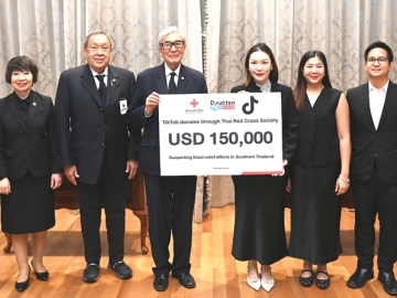 ช่วยเหลือผู้ประสบอุทกภัย : เตช บุนนาค เลขาธิการสภากาชาดไทย รับมอบเงิน 150,000 ดอลลาร์สหรัฐ จาก ชนิดา คล้ายพันธ์ Head of Public Policy – Southeast Asia, TikTok Pte. Ltd. เพื่อช่วยเหลือผู้ประสบอุทกภัยในพื้นที่ภาคใต้ โดยมี ขรรค์ ประจวบเหมาะ ผอ.สนง.จัดหารายได้ สภากาชาดไทย และ พล.ท.นพ.อำนาจ บาลี ผอ.สนง.บรรเทาทุกข์และประชานามัยพิทักษ์ สภากาชาดไทย ร่วมรับมอบ ที่ สภากาชาดไทย