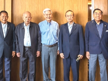 ด้วยความคิดถึง : รศ.ดร.โกศล เพ็ชร์สุวรรณ์ ประธานรุ่น วปรอ.311 จัดงานเลี้ยงพบปะสังสรรค์เพื่อนวิทยาลัยป้องกันราชอาณาจักร วปรอ.311 และ วปอ.31 โดยมี พล.อ.วิโรจน์ แสงสนิท, พล.ร.อ.เรวัฒน์
จันทรเสนา, สมบัติ อุทัยสาง, นายกองเอก ดร.เปล่งศักดิ์ ประกาศเภสัช, ศ.ดร.ไพสิทธิ์พงษ์ ชื่นชอบ,
โอฬาร กฤตภัทร และเพื่อนๆ ร่วมงาน ที่โรงแรมเซ็นทารา แกรนด์ เซ็นทรัลพลาซา ลาดพร้าว กรุงเทพ