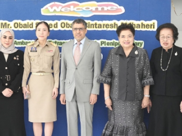 เสริมสร้างทักษะอาชีพ : อุบัยด์ ซะอีด อุบัยด์ บินฏอริช อัลฎอฮิรี เอกอัครราชทูตสหรัฐอาหรับเอมิเรตส์ประจำราชอาณาจักรไทย เป็นประธานเปิด “โครงการฟาร์มเห็ด” ซึ่งสถานทูตฯ สนับสนุนค่าใช้จ่ายทั้งหมด เพื่อฝึกอาชีพให้แก่ผู้ด้อยโอกาส พัฒนาคุณภาพชีวิตของผู้พิการทางสติปัญญาอย่างยั่งยืน โดยมี ปาณิสรา กาญจนะจิตรา
รอง ผวจ.นนทบุรี ร่วมงาน ที่สวนเกษตรปัญญาคาร ศูนย์ฝึกอาชีพปัญญาคาร อ.ปากเกร็ด จ.นนทบุรี