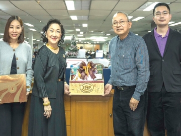 สวัสดีปีใหม่ : ชโลทร ศิวารัตน์ กรรมการบริหาร และ ธัช ศิวารัตน์ ผู้จัดการทั่วไป บริษัท มิตรมายา จำกัด ผู้ผลิตและจัดจำหน่ายผลิตภัณฑ์เมอริจิ้น ผลิตภัณฑ์สารสกัดจากธรรมชาติเพื่อสุขภาพและความงาม รวมทั้งนิตยสาร MiX ร่วมกันมอบผลิตภัณฑ์คุณภาพให้แก่ ผาณิต พูนศิริวงศ์ ประธานเจ้าหน้าที่ บริษัทหนังสือพิมพ์แนวหน้า จำกัด เพื่ออวยพรในโอกาสปีใหม่ พ.ศ. 2569 ที่ สำนักงานหนังสือพิมพ์แนวหน้า เขตหลักสี่