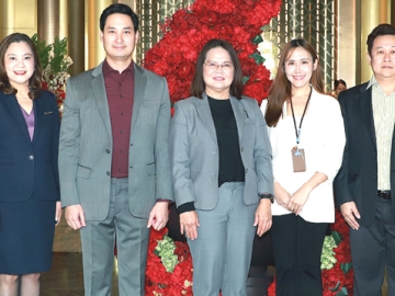 อบรมกระบวนการ : อนัคพล อิงคะกุล รองประธานกรรมการบริหาร มิราเคิล กรุ๊ป ต้อนรับ ณิชนันทน์ ยุ่นสมาน
รอง ผอ.ท่าอากาศยานดอนเมือง (สายสนับสนุนธุรกิจ) ในพิธีเปิด “โครงการอบรมกระบวนการงานด้านพัสดุการจัดซื้อจัดจ้าง
และการบริหารสัญญาของท่าอากาศยานดอนเมือง” โดยมี ปิยนุช เชาวทัต เจ้าหน้าที่วิเคราะห์อาวุโส 6 ส่วนบริหารคุณภาพบริการ ท่าอากาศยานดอนเมือง ร่วมงาน พร้อมด้วยคณะผู้บริหารโรงแรมฯ ร่วมกันต้อนรับ ที่ โรงแรมอัศวิน แกรนด์ คอนเวนชั่น