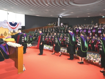 สมเด็จพระกนิษฐาธิราชเจ้า กรมสมเด็จพระเทพรัตนราชสุดาฯ สยามบรมราชกุมารี เสด็จพระราชดำเนินไปในการพระราชทานปริญญาบัตรแก่ผู้สำเร็จการศึกษา ประจำปี 2568 โอกาสนี้พระราชทาน “ทุนพระราชทานศรีเมธี” ให้แก่นิสิตที่มี
ผลการเรียนดีเยี่ยม 7 คน กับพระราชทานประกาศนียบัตรแก่ผู้แทนนักเรียนโรงเรียนกำเนิดวิทย์ ที่สำเร็จการศึกษาระดับมัธยมศึกษาตอนปลาย รุ่นที่ 8 ณ สถาบันวิทยสิริเมธี อำเภอวังจันทร์ จังหวัดระยอง เมื่อวันอังคารที่ 27 มกราคม 2569