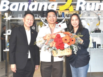 สาขาที่ 9 : สมพล ตรีภพนารถ ประธานเจ้าหน้าที่บริหารธุรกิจศูนย์การค้า บมจ.
เอ็ม บี เค และ วรารัตน์ บุณยานนท์ รอง กก.ผจก.บจก.พาราไดซ์ พาร์ค ร่วมแสดง
ความยินดีกับ กำธร นทีธนสาร กก.ผจก.BananaRun ในโอกาสเปิด BananaRun
และ Garmin สาขาใหม่ ที่ ศูนย์การค้าพาราไดซ์ พาร์ค ถนนศรีนครินทร์