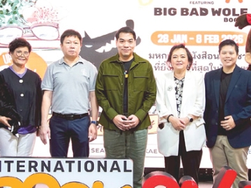นักอ่านห้ามพลาด : ดร.จักรพล จันทวิมล ผอ.สำนักสื่อสารการตลาด ศูนย์การค้า
ซีคอน บางแค และ ริสรวล อร่ามเจริญ กก.ผจก.บจก.แปลน ฟอร์ คิดส์ ร่วมเปิดงาน
“International Book Sale Featuring Big Bad Wolf Books” มหกรรมหนังสือนานาชาติจากทั่วโลก อย่างเป็นทางการ ระหว่างวันที่ 28 ม.ค.-8 ก.พ. 2569