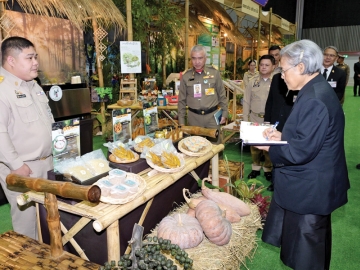 สมเด็จพระกนิษฐาธิราชเจ้า กรมสมเด็จพระเทพรัตนราชสุดาฯ สยามบรมราชกุมารี เสด็จพระราชดำเนินไปทรงเปิดการประชุมวิชาการโครงการสร้างป่า สร้างรายได้ ตามพระราชดำริฯ ประจำปี 2569 ภายใต้แนวคิด “13 ปี พระเมตตา สร้างป่า
สร้างรายได้ สร้างถิ่นไทยให้เข้มแข็ง” ณ ศูนย์ประชุมและแสดงสินค้านานาชาติเฉลิมพระเกียรติ 7 รอบ พระชนมพรรษา 5 ธันวาคม 2554 อำเภอเมืองเชียงใหม่ จังหวัดเชียงใหม่ เมื่อวันศุกร์ที่ 30 มกราคม 2569 เวลา 09.35 น.