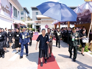 สมเด็จพระกนิษฐาธิราชเจ้า กรมสมเด็จพระเทพรัตนราชสุดาฯ สยามบรมราชกุมารี เสด็จพระราชดำเนินไปทรงเปิดอาคาร
THE ATRIUM ของบริษัท เอนเนอร์ยี่ คอมเพล็กซ์ จำกัด ซึ่งเป็นบริษัทในกลุ่ม ปตท. โดยเป็นอาคารห้องประชุมและ
จัดเลี้ยงของโรงแรม The EnCony Residential Hotel เพื่อรองรับการจัดประชุม สัมมนา และแลกเปลี่ยนองค์ความรู้ ขับเคลื่อน
ความร่วมมือกับภาคส่วนต่างๆ ณ วังจันทร์วัลเลย์ อำเภอวังจันทร์ จังหวัดระยอง เมื่อวันอังคารที่ 27 มกราคม 2569