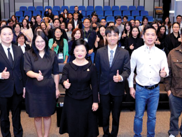 ผลผลิตเกษตรสู่ตลาดต่างประเทศ : สุนันทา กังวาลกุลกิจ อธิบดีกรมส่งเสริมการค้าระหว่างประเทศ, ภาวินี รวยรื่น ผอ.สถาบันพัฒนาผู้ประกอบการการค้า
ยุคใหม่ และ วุฒิศักดิ์ กาญจนาภรณ์ ผอ.สำนักตลาดพาณิชย์ดิจิทัล เปิดตัวโครงการ
Thai Food Thai Farm พัฒนาผู้ประกอบการสินค้าเกษตร และอาหารไทย