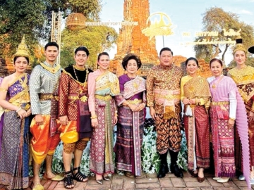 “ธ สถิตในดวงใจประชา อยุธยามรดกโลก” : ชวนินทร์ วงศ์สถิตจิรกาล ผวจ.พระนครศรีอยุธยา แถลงข่าวจัดงาน “ยอยศยิ่งฟ้าอยุธยามรดกโลก” ด้วยแสงไฟประดับ
นับล้านส่องประกายทั่วโบราณสถาน มรดกของโลกที่ทรงคุณค่า เพื่อน้อมรำลึกในพระมหากรุณาธิคุณ พระบาทสมเด็จพระบรมชนกาธิเบศร มหาภูมิพลอดุลยเดช
มหาราช บรมนาถบพิตรและสมเด็จพระนางเจ้าสิริกิติ์ พระบรมราชินีนาถ พระบรมราชชนนีพันปีหลวง โดยจะจัดขึ้นระหว่างวันที่ 13-22 ก.พ. 2569 โดยมีกิจกรรม
ถนนกินเส้น ตลาดย้อนยุค การแสดงละครอิงประวัติศาสตร์และการแสดงแสง สี เสียง ที่ยิ่งใหญ่ตระการตา ณ วัดพระราม อุทยานประวัติศาสตร์พระนครศรีอยุธยา