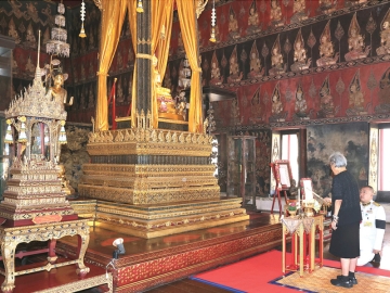 สมเด็จพระกนิษฐาธิราชเจ้า กรมสมเด็จพระเทพรัตนราชสุดาฯ สยามบรมราชกุมารี เสด็จพระราชดำเนินไปทรงประกอบพิธีสมโภชและทรงสวมพระรัศมีทองคำประดับเพชรถวายพระพุทธสิหิงค์ พระพุทธรูปสำคัญ
คู่บ้านคู่เมือง โอกาสนี้ ท่านผู้หญิงสิริกิติยา เจนเซน เฝ้าทูลละอองพระบาทรับเสด็จ ณ พระที่นั่งพุทไธสวรรย์
พิพิธภัณฑสถานแห่งชาติ พระนคร กรุงเทพมหานคร เมื่อวันจันทร์ที่ 2 กุมภาพันธ์ 2569 เวลา 08.55 น.