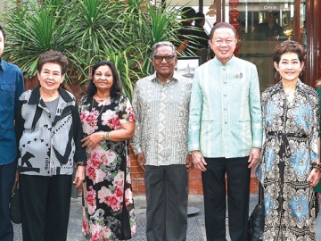 เลี้ยงต้อนรับ : สนั่น อังอุบลกุล ประธานกรรมการอาวุโส หอการค้าไทย และสภาหอการค้าฯ พร้อมด้วย
คุณหญิงณัฐิกา อังอุบลกุล ประธานสหพันธ์สมาคมสตรีนักธุรกิจและวิชาชีพฯ จัดงานเลี้ยงต้อนรับ โมฮาเหม็ด
วาฮีด ฮัสซัน อดีตประธานาธิบดีสาธารณรัฐมัลดีฟส์ และภริยา ในโอกาสมาเยือนไทย โดยมี จรรย์สมร
วัธนเวคิน, ดร.การัณย์-แพรวพิณญ์-นิธินันท์-ชไมพร อังอุบลกุล ร่วมงาน ที่ร้านสุพรรณิการ์ ท่าเตียน