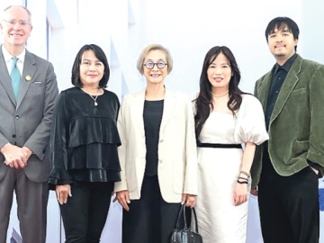 หนึ่งในสถานที่จัดงานหลัก : พรพัน วัฒนสินธุ์ ผอ.เขตบางรัก เปิดงาน “เทศกาลงานออกแบบกรุงเทพฯ 2569”
พร้อมรับชมนิทรรศการฉายภาพดิจิทัลแสง สี เชิงสร้างสรรค์ “Palace of Food and Cultures” ครั้งแรก
ของวงการโรงแรมไทยกับประสบการณ์แบบ Immersive Experience ใจกลางกรุง ซึ่งจัดถึงวันที่ 8 ก.พ.2569
โดยมี ศรัณยา สกลธนารักษ์, มร.แกรนท์ ฮิลลี่ และ กัจจาณี เพ็งจันทร์ ร่วมต้อนรับ ที่โรงแรมณเฑียร สุรวงศ์