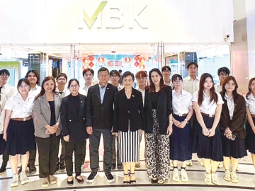 การจัดการขยะ : อภิชาติ กมลธรรม ประธานเจ้าหน้าที่บริหารสายกฎหมาย บมจ.เอ็ม บี เค ศตกมล วรกุล ผอ.อาวุโสฝ่ายสื่อสารองค์กร บจก.อินเทลลิเจ้นท์ ครีเอทีฟ แอนด์ มาร์เก็ตติ้ง และ ชวรมย์ มังคละคีรี รอง กก.ผจก.ศูนย์การค้าเอ็ม บี เค เซ็นเตอร์ ต้อนรับนิสิตสถาบันนวัตกรรมบูรณาการแห่งจุฬาฯ ที่มาดูงานและรับโจทย์ออกแบบ MBK Care Zero Waste Innovation Challenge : From Trash To Value ที่ ศูนย์การค้าเอ็ม บี เค เซ็นเตอร์

