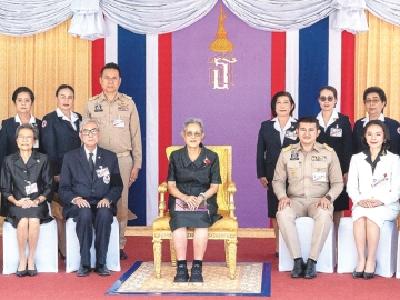 สมเด็จพระกนิษฐาธิราชเจ้า กรมสมเด็จพระเทพรัตนราชสุดาฯ สยามบรมราชกุมารี เสด็จพระราชดำเนินไปทรงเปิดอาคารสำนักงานเหล่ากาชาดจังหวัดน่าน หลังใหม่
เป็นอาคารขนาด 2 ชั้น ซึ่งสร้างขึ้นทดแทนอาคารหลังเดิมที่มีอายุการใช้งานกว่า 60 ปี เพื่อรองรับภารกิจของเหล่ากาชาดจังหวัดน่าน ดำเนินงานตามพันธกิจ
ในด้านต่างๆ อาทิ การช่วยเหลือบรรเทาทุกข์ผู้ประสบภัยพิบัติ อุทกภัย วาตภัย อัคคีภัย ภัยแล้ง และภัยหนาว, ด้านการบริการโลหิต และด้านส่งเสริม
คุณภาพชีวิต จัดทําโครงการตรวจรักษาผ่าตัดตาแก่ผู้ยากไร้ ณ ถนนสุมนเทวราช อำเภอเมือง จังหวัดน่าน เมื่อวันอังคารที่ 3 กุมภาพันธ์ 2569 เวลา 10.57 น