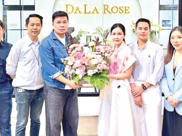 เปิดสาขาใหม่ : เอกกร อัมบัส ผจก.ทั่วไป บริษัท เดอะไนน์ เซ็นเตอร์ จำกัด มอบกระเช้าดอกไม้
ร่วมแสดงความยินดีกับ พัชรินทร์ ขุนวัด ผู้บริหาร บริษัทปลูกเงิน จำกัด ในโอกาสเปิด “DALA ROSE” คลินิกเสริมความงาม พร้อมให้คำปรึกษาโปรแกรมวิตามิน ช่วยฟื้นฟูผิวจากภายในสู่ภายนอกให้ผิวเนียนนุ่ม สว่างใส
มีออร่าแบบสุขภาพดี ด้วยสูตรวิตามินเข้มข้นมั่นใจ โดยแพทย์ผู้เชี่ยวชาญ ที่ศูนย์การค้าเดอะไนน์ เซ็นเตอร์ พระราม 9