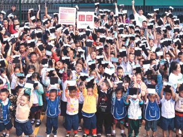 ให้หนาวนี้อบอุ่นสำหรับทุกคน : มร.โยชิทาเกะ วากากุวะ ประธานเจ้าหน้าที่บริหาร บจก.ยูนิโคล่ (ประเทศไทย) รวบรวมคัดแยกเสื้อกันหนาวสภาพดีจากผู้ที่นำมาบริจาคที่ร้านสาขาของยูนิโคล่ 60,000 ชิ้น มอบให้แก่ มูลนิธิบ้านร่มไทร 10,000 ชิ้น มูลนิธิกระจกเงา 20,000 ชิ้น และ UNHCR 30,000 ชิ้น กระจายในพื้นที่ที่มีอากาศ
หนาวเย็นในประเทศไทย พร้อมสมทบมอบฮีทเทคใหม่ 15,000 ชิ้น ภายใต้โครงการ The Heart of LifeWear มอบความสุขให้เด็กๆ ในโครงการ RE.UNIQLO “Warmth for All” หมุนเวียนและต่ออายุเสื้อผ้า เพื่อให้เสื้อผ้าได้ใช้ประโยชน์สูงสุดตลอดอายุการใช้งาน ช่วยยกระดับคุณภาพชีวิตและชุมชนต่างๆ ได้อย่างยั่งยืน