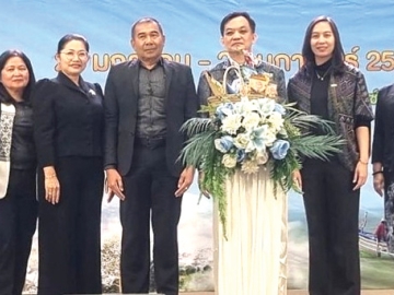 สินค้าจากนราธิวาส : ชาคริต สุรณัฐกุล รองผู้ว่าราชการจังหวัดนราธิวาส เป็นประธานเปิดงาน “Narathiwat Road Show 2026” โดยมี วรารัตน์ บุณยานนท์ รอง กก.ผจก.บริษัท พาราไดซ์ พาร์ค จำกัด ต้อนรับ ที่ศูนย์การค้าพาราไดซ์ พาร์ค ศูนย์การค้าในเครือเอ็ม บี เค ซึ่งเปิดพื้นที่ให้ประชาชนได้เข้าถึงสินค้าและวัฒนธรรมจากจังหวัดนราธิวาส เพื่อสนับสนุนเศรษฐกิจฐานรากและผู้ประกอบการท้องถิ่นอย่างต่อเนื่อง