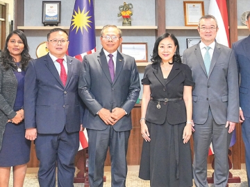 “ไทยรวมใจที่เซ็นทรัล” : ดาโต๊ะ วัน ไซดี วัน อับดุลลอฮ์ เอกอัครราชทูตมาเลเซียประจำราชอาณาจักรไทย มอบประกาศนียบัตรแสดงความขอบคุณ วัลยา จิราธิวัฒน์ ประธานเจ้าหน้าที่บริหาร บมจ.เซ็นทรัลพัฒนา และ ธีระยุทธ จิราธิวัฒน์ ประธาน
เจ้าหน้าที่บริหาร โรงแรมและรีสอร์ทในเครือเซ็นทารา ในโอกาสที่ บมจ.เซ็นทรัลพัฒนา และ โรงแรมเซ็นทารา หาดใหญ่ ร่วมสนับสนุนภารกิจช่วยเหลือประชาชนชาวมาเลเซียที่ได้รับผลกระทบจากอุทกภัยครั้งใหญ่ในอำเภอหาดใหญ่ จังหวัดสงขลา