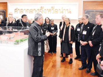 สมเด็จพระกนิษฐาธิราชเจ้า กรมสมเด็จพระเทพรัตนราชสุดาฯ สยามบรมราชกุมารี เสด็จพระราชดำเนินไป ทรงเปิดงานเฉลิมฉลองวาระที่มีผู้ได้รับพระราชทานรางวัลสมเด็จเจ้าฟ้ามหิดล ซึ่งมอบให้แก่องค์กร และบุคคลที่มีผลงานดีเด่นด้านการแพทย์ และการสาธารณสุข ที่เป็นประโยชน์ต่อมวลมนุษยชาติ ตั้งแต่ปี 2535-2568 รวม 100 คน/องค์กร และ
ทอดพระเนตรนิทรรศการ “100 PMAN” ณ ปัญญาพัฒนสถาน ศูนย์การเรียนรู้นันทสิปปาคาร อำเภอเมือง จังหวัดน่าน