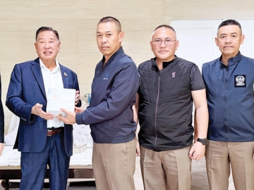 สวัสดีปีใหม่ : ประจักษ์ ตั้งคารวคุณ ที่ปรึกษา คณะกรรมการตรวจสอบและติดตามการบริหารงานตำรวจ กรุงเทพมหานคร (กต.ตร.กทม.) ต้อนรับ พล.ต.ท.สยาม บุญสม ผู้บัญชาการตำรวจนครบาล ในโอกาสเข้าพบเพื่อสวัสดีปีใหม่ และขอบคุณ
ที่มอบทุนการศึกษาช่วยเหลือบุตรข้าราชการตำรวจที่ขาดแคลนทุนทรัพย์ โดยมี กิตติพงษ์ เตรัตนชัย กรรมการผู้ทรงคุณวุฒิ
(กต.ตร.กทม.), พล.ต.ต.ทินกร สมวันดี, พ.ต.อ.เอกภพ ตันประยูร และ พ.ต.อ.ธนโชติ ฤกษ์ดี ร่วมงาน ที่ บ้านซอยศูนย์วิจัย