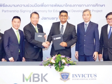โรงเรียนนานาชาติแห่งใหม่ : วิจักษณ์ ประดิษฐวณิช ประธานเจ้าหน้าที่บริหาร บริษัท เอ็ม บี เค จำกัด (มหาชน) ในนาม
บจก.ริเวอร์เดล กอล์ฟ แอนด์ คันทรี่ คลับ และ มร.อับดุล มันนัน รองประธานอาวุโสฝ่ายการศึกษา บจก.ซิง-เอ็ด
คอร์ปอเรชัน ผู้บริหารโรงเรียนนานาชาติ Invictus International School จากสาธารณรัฐสิงคโปร์ ลงนามความร่วมมือเพื่อพัฒนา
โครงการทางการศึกษาและจัดตั้งโรงเรียนนานาชาติแห่งใหม่ภายในโครงการ Riverdale District โดยมีคณะผู้บริหารร่วมเป็นสักขีพยาน