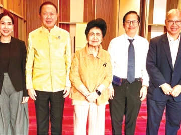 อวยพรวันเกิด : สนั่น อังอุบลกุล ประธานกรรมการ กลุ่มบริษัทศรีไทยซุปเปอร์แวร์ จำกัด (มหาชน), ประธาน
กรรมการอาวุโสหอการค้าไทย และสภาหอการค้าแห่งประเทศไทย อวยพร อุไรศรี ชเนศร์ ประธานกรรมการบริหาร บริษัทในเครือโรงพยาบาลกล้วยน้ำไท ที่มีคลินิกในเครือกว่า 30 แห่งทั่วกรุงเทพฯ ในวันคล้ายวันเกิด
อายุครบ 93 ปี โดยมี ศรัณยู-ศีขรินทร์-ศศธร ชเนศร์ ร่วมต้อนรับ ที่โรงพยาบาลกล้วยน้ำไท กรุงเทพฯ