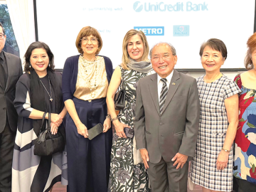 รสชาติแห่งโรมาเนีย : ดาเนียลา-บรินดูชา บาซาวาน เอกอัครราชทูตโรมาเนียประจำราชอาณาจักรไทย
เปิดงาน “Flavours of Romania” โดยมี พืชภพ มงคลนาวิน รองอธิบดีกรมองค์การระหว่างประเทศ-พันธุมา
มงคลนาวิน, คมกริช วรคามิน อดีตเอกอัครราชทูต ณ กรุงบูคาเรสต์-ดวงใจ วรคามิน, กาเบรียลา คอสเตอร์
และกลุ่มนักธุรกิจชาวโรมาเนีย พร้อมทั้งคณะทูตานุทูตร่วมงาน ที่ The British Club Bangkok