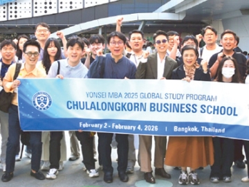 ธุรกิจเครือเอ็ม บี เค : ศตกมล วรกุล ผอ.อาวุโสฝ่ายสื่อสารองค์กร และ สรัญญา เจริญศิริ ผอ.ฝ่ายการตลาด
บมจ.เอ็ม บี เค ร่วมกับ คณะพาณิชยศาสตร์และการบัญชี จุฬาฯ ต้อนรับนักศึกษาปริญญาโท หลักสูตรบริหารธุรกิจมหาบัณฑิต จาก Yonsei School of Business มหาวิทยาลัยยอนเซ สาธารณรัฐเกาหลี ที่มาเยี่ยมชมและศึกษาการบริหารองค์กรธุรกิจชั้นนำของประเทศไทย ที่ศูนย์การค้าเอ็ม บี เค เซ็นเตอร์