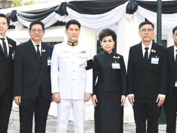 บำเพ็ญกุศลอุทิศถวาย : จตุภัทร์ ตั้งคารวคุณ ประธานเจ้าหน้าที่บริหาร และ ละออ ตั้งคารวคุณ รองประธาน
ผู้ก่อตั้งบริษัทฯ พร้อมด้วยคณะผู้บริหาร และพนักงาน บมจ.ทีโอเอ เพ้นท์ (ประเทศไทย) ได้รับพระราชทาน
พระบรมราชานุญาตให้เป็นเจ้าภาพในการบำเพ็ญกุศลอุทิศถวายพระบรมศพ สมเด็จพระนางเจ้าสิริกิติ์
พระบรมราชินีนาถ พระบรมราชชนนีพันปีหลวง ณ พระที่นั่งดุสิตมหาปราสาท ในพระบรมมหาราชวัง