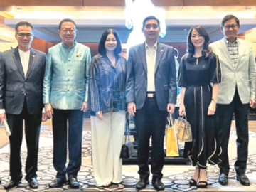 ปีใหม่เวียดนาม : ฟาน เวียด หุ่ง เอกอัครราชทูตสาธารณรัฐสังคมนิยมเวียดนามประจำราชอาณาจักรไทย,
สนั่น อังอุบลกุล นายกสมาคมมิตรภาพไทย-เวียดนาม และคณะกรรมการสมาคมฯ ร่วมฉลองเทศกาลเต๊ด
(Tet) โดยมี ชฎาทิพ จูตระกูล, จรีพร จารุกรสกุล, ประภาส วิภพโสภณ, สุวัชชัย ทรงวานิช, สุรพล เพชรวรา, ประดาป พิบูลสงคราม และ มนตรี สุวรรณโพธิ์ศรี ร่วมงาน ที่ โรงแรมเจดับบลิวแมริออท