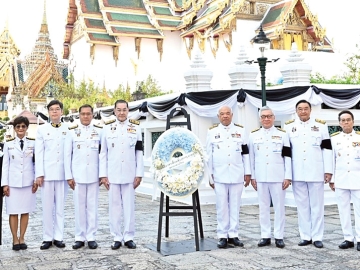 ด้วยสำนึกในพระมหากรุณาธิคุณ ศ.พิเศษ ดร.สุรเกียรติ์ เสถียรไทย รองประธานกรรมการที่ปรึกษา ทำหน้าที่แทนประธานกรรมการมูลนิธิอาสาเพื่อนพึ่ง (ภาฯ) ยามยาก สภากาชาดไทย พร้อมด้วยคณะกรรมการ ผู้บริหาร เจ้าหน้าที่ และเครือข่ายมูลนิธิฯ อาทิ ฉัตรชัย พรหมเลิศ, วีระศักดิ์ โควสุรัตน์, ศ.พิเศษ ดร.กิตติพงษ์ กิตยารักษ์,
ดร.สรจักร เกษมสุวรรณ, ดร.สาโรจน์ พรประภา, ศ.กิตติคุณ ดร.อัจฉรา จันทร์ฉาย, รศ.สุทธิมา ชำนาญเวช และ ผาณิต พูนศิริวงศ์ ร่วมเป็นเจ้าภาพบำเพ็ญกุศล
ถวายพระบรมศพ สมเด็จพระนางเจ้าสิริกิติ์ พระบรมราชินีนาถ พระบรมราชชนนีพันปีหลวง เมื่อวันจันทร์ที่ 16 กุมภาพันธ์ 2569 เวลา 10.00 น.
