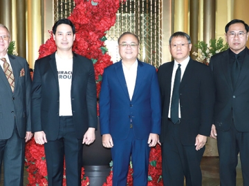 ส่งเสริมธุรกิจประกันภัย : อนัคพล อิงคะกุล รองประธานกรรมการบริหาร มิราเคิล กรุ๊ป และคณะผู้บริหาร ต้อนรับ ชูฉัตร ประมูลผล เลขาธิการสำนักงานคณะกรรมการกำกับและส่งเสริมการประกอบธุรกิจประกันภัย (คปภ.)
ในพิธีเปิด “โครงการอบรมส่งเสริมความรู้แก่หน่วยงานที่เกี่ยวข้อง” โดยมี คณานุสรณ์ เที่ยงตระกูล และ นิรัตน์ ทรัพย์ทวีธรรม 2 ผู้ช่วยเลขาธิการ คปภ.ร่วมงาน ที่โรงแรมอัศวิน แกรนด์ คอนเวนชั่น เขตหลักสี่