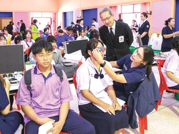 เพื่อเด็กนักเรียนในชนบท : ดร.อภิชาติ ชินวรรโณ ผู้ช่วยเลขาธิการสภากาชาดไทย ฝ่ายการต่างประเทศ เปิดโครงการ “รถตัดแว่นสายตาเคลื่อนที่ สภากาชาดไทย” ถวายเป็นพระราชกุศลแด่ สมเด็จพระนางเจ้าสิริกิติ์ พระบรมราชินีนาถ
พระบรมราชชนนีพันปีหลวง ที่โรงเรียนเบ็ญจะมะมหาราช อ.เมือง จ.อุบลราชธานี