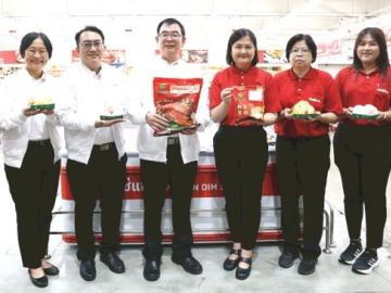 รุกตลาดตรุษจีนปีม้าไฟ : ธีรพันธุ์ ลักษณาภิรมย์ รอง กก.ผจก.สายงานการขายและการตลาด บจก.ซีพีแรม และ อารี วชระพันธ์ ผจก.ทั่วไป บมจ.ซีพี แอ็กซ์ตร้า
จัดเมนูมงคล ภายใต้แบรนด์ “เจด ดราก้อน” ชูจุดเด่นด้านคุณภาพ ความอร่อย
ปลอดภัย และมอบคุณค่าทางโภชนาการ ที่ห้างแม็คโคร สาขาลาดพร้าว