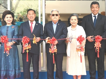 เปิด Hokkaido Café : ประจักษ์-ละออ ตั้งคารวคุณ ประธานผู้ก่อตั้ง บจก.ฮอกไกโด โชกุปัง ฉลองเปิดร้าน Hokkaido Cafe แห่งแรก มอบประสบการณ์ความอร่อยด้วยขนมปังโชกุปัง นม และโยเกิร์ตต้นตำรับจากญี่ปุ่น พร้อมด้วยกาแฟระดับโลกจากอิตาลี โดยมี พล.อ.สุรยุทธ์ จุลานนท์ ประธานองคมนตรี และ ท่านผู้หญิงจิตรวดี จุลานนท์ เป็นประธานในพิธี พร้อมด้วย รศ.ชัชชาติ สิทธิพันธุ์ ผู้ว่าราชการกรุงเทพมหานคร, พล.ต.ท.สยาม บุญสม ผบช.น., ชิม ชินวิริยกุล
นายกสมาคมแต้จิ๋วฯ, จิตติ ตั้งสิทธิ์ภักดี นายกสมาคมค้าทองคำ และ สินชัย งามวงศ์มาศ รองประธานหอการค้าไทย-จีน ร่วมพิธี ที่ทองหล่อ ซอย 10 กรุงเทพมหานคร