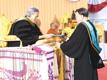 สมเด็จพระกนิษฐาธิราชเจ้า กรมสมเด็จพระเทพรัตนราชสุดาฯ สยามบรมราชกุมารี เสด็จพระราชดำเนินแทนพระองค์ไปในพิธีพระราชทานปริญญาบัตรแก่ผู้สำเร็จการศึกษาจาก มหาวิทยาลัยศิลปากร ประจำปีการศึกษา 2567 ในการนี้ รศ.ดร.สุมนต์ สกลไชย
อุปนายกสภามหาวิทยาลัยศิลปากร ทูลเกล้าฯถวายปริญญาเภสัชศาสตรดุษฎีบัณฑิตกิตติมศักดิ์ แด่สมเด็จพระกนิษฐา
ธิราชเจ้า กรมสมเด็จพระเทพรัตนราชสุดาฯ สยามบรมราชกุมารี ณ มหาวิทยาลัยศิลปากร วิทยาเขตพระราชวังสนามจันทร์