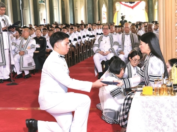 พระบาทสมเด็จพระเจ้าอยู่หัว ทรงพระกรุณาโปรดเกล้าฯ ให้ สมเด็จพระเจ้าลูกเธอ เจ้าฟ้าสิริวัณณวรี นารีรัตนราชกัญญา เสด็จแทนพระองค์ไปในการพระราชทานประกาศนียบัตรแก่นักเรียนที่สำเร็จการศึกษา ประจำปีการศึกษา 2567 จำนวน 99 คน, ทุนเรียนดี
แก่นักเรียน 10 คน, ทุนการศึกษาและรางวัลแก่นักเรียน 49 คน, รางวัลชนะเลิศการแข่งขันกีฬาและการแข่งขันระเบียบแถว รวม 13 ถ้วย ณ หอประชุมวชิราวุธวิทยาลัย เขตดุสิต กรุงเทพมหานคร เมื่อวันพฤหัสบดีที่ 19 กุมภาพันธ์ 2569