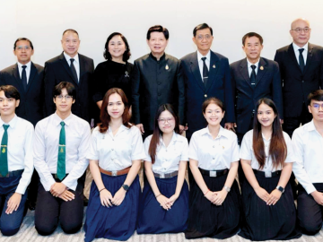 มอบทุนการศึกษา : สุรวัฒน์ ชมภูพงษ์ ประธานมูลนิธิช่วยนักเรียนที่ขาดแคลน ในพระบรมราชินูปถัมภ์
(ม.น.ข.) เป็นประธานในพิธีมอบทุนการศึกษาระดับอุดมศึกษา ภาคเรียนที่ 2 / 2568 โดยมีคณะที่ปรึกษา
อาทิ พล.ต.อ.วันชัย ศรีนวลนัด, พล.ต.อ.วุฒิ ลิปตพัลลภ, รศ.ดร.ศิริพร จงผาติวุฒิ, นที สิทธิประศาสน์
พิศนุ สกุลโรมวิลาส และ วิสูตร กาญจนปัญญาพงศ์ รองประธาน ม.น.ข. ร่วมงาน ที่ โรงแรมเอเซีย ราชเทวี