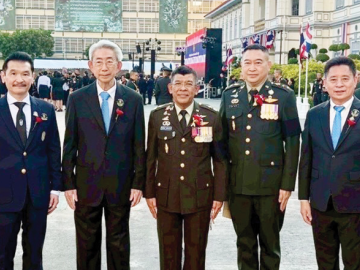 เสียสละเลือดเนื้อและชีวิต : กิตติพงษ์
เตรัตนชัย นายกกิตติมศักดิ์เกียรติคุณถาวร
สมาคมวิเทศพาณิชย์ไทย-จีน ร่วมพิธีสดุดี
ทหารผ่านศึกและกำลังพลผู้เสียชีวิตจาก
เหตุการณ์ปะทะในพื้นที่ชายแดนไทย-กัมพูชา เพื่อรำลึกถึงความกล้าหาญ
และเชิดชูเกียรติทหารผ่านศึกและกำลังพล
ที่ปฏิบัติหน้าที่ปกป้องอธิปไตยของชาติ
โดยมี พล.ท.ณัฐวุฒิ ภาสุวณิชยพงศ์
เจ้ากรมยุทธการทหารบก และ พ.อ.ณัฐวัฒน์
จันทร์เจริญ รอง ผบ.โรงเรียนกิจการพลเรือน
ต้อนรับ พร้อมด้วย สมชาย แซ่ลิ้ม อุปนายกฯ
สมหวัง ตั้งสมบัติวิสิทธิ์ กรรมการบริหาร
สมาคมฯ ที่ กองบัญชาการกองทัพบก