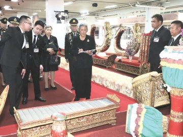 สมเด็จพระกนิษฐาธิราชเจ้า กรมสมเด็จพระเทพรัตนราชสุดาฯ สยามบรมราชกุมารี เสด็จพระราชดำเนินไปทรงร่วมงานดนตรีไทยอุดมศึกษา ครั้งที่ 48 “ธ สถิตในดวงใจนิรันดร์” เพื่อรำลึกถึงพระมหากรุณาธิคุณของสมเด็จพระนางเจ้า
สิริกิติ์ พระบรมราชินีนาถ พระบรมราชชนนีพันปีหลวง ที่ทรงทำนุบำรุงศิลปวัฒนธรรมไทยให้คงอยู่เป็นมรดกของชาติ
ณ มหาวิทยาลัยราชภัฏบ้านสมเด็จเจ้าพระยา ซอยอิสรภาพ 15 เขตธนบุรี เมื่อวันจันทร์ที่ 23 กุมภาพันธ์ 2569 เวลา 09.00 น.