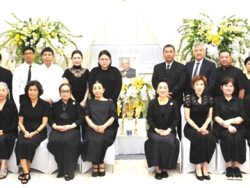 ร่วมอาลัย : ครอบครัวพูนศิริวงศ์
นำโดย วาริน-ผาณิต พูนศิริวงศ์
(คู่พี่ใหญ่), พัชรินทร์ พูนศิริวงศ์ (ภรรยา คุณากร พูนศิริวงศ์), ประทุม
รัตนาวะดี (ภรรยา พล.อ.ถาวร รัตนาวะดี),
พรประไพ พูนศิริวงศ์, เจน พูนศิริวงศ์
(ลูก เยาวลักษณ์ พูนศิริวงศ์) และครอบครัว
ลูกหลาน เป็นเจ้าภาพในพิธีสวดอภิธรรม
สินธุ พูนศิริวงศ์ อดีตนายกสมาคมกีฬาบิลเลียดแห่งประเทศไทย 15 สมัย ที่พัฒนาวงการสนุ้กเกอร์ไทยก้าวสู่ระดับโลก โดยมี เตือนใจ พูนศิริวงศ์ ภรรยาและลูกๆ ศักดิ์สิน-บุญญาดา พูนศิริวงศ์ คอยต้อนรับ และกำหนดพิธีสวดพระอภิธรรม เวลา 18.30 น.
ณ ศาลา 4 (สิทธิสยามการ) ถึง
วันเสาร์ที่ 28 ก.พ. 2569 และกำหนดพิธีฌาปนกิจ ในวันอาทิตย์ที่ 1 มี.ค. 2569 เวลา 15.00 น. ณ เมรุหน้า
วัดธาตุทอง เขตวัฒนา กรุงเทพมหานคร