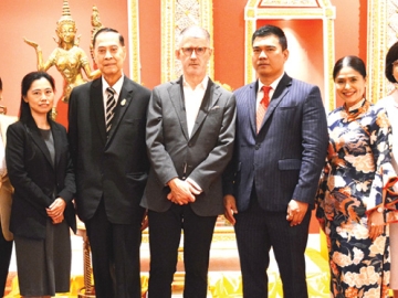 ก้าวสู่ 6 ทศวรรษ : สุชานนท์ มงคลธง ผจก.โรงแรมมณเฑียร สุรวงศ์ กรุงเทพ พร้อมด้วยคณะผู้บริหาร อาทิ ทำนุ ตู้จินดา, มร.อาคิม เลนเดอร์ส ร่วมพิธีเจริญพระพุทธมนต์ และถวายภัตตาหารเพลแด่พระสงฆ์ในโอกาสครบรอบ 59 ปี แห่งการ
ก่อตั้งโรงแรมมณเฑียร เพื่อความเป็นสิริมงคลและความเจริญรุ่งเรืองตลอดไป