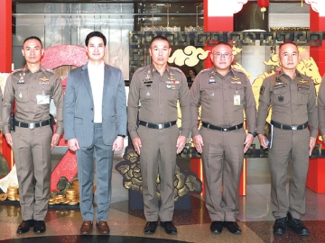 ความปลอดภัย : อนัคพล อิงคะกุล รองประธานฯ มิราเคิล กรุ๊ป ต้อนรับ พล.ต.ท.สยาม บุญสม ผบช.น.
ในพิธีเปิด “โครงการอบรมสัมมนาผู้ประกอบการธุรกิจรักษาความปลอดภัย ตามพระราชบัญญัติธุรกิจ
รักษาความปลอดภัย พ.ศ. 2558 ในเขตกรุงเทพมหานคร” โดยมี พล.ต.ต.ทินกร สมวันดี, พ.ต.อ.ธรรมนูญ
บุญเรือง, พ.ต.อ.ทศพร หงษ์ทอง, พ.ต.อ.ยุทธศิลป์ การินทร์ ร่วมงาน ที่ โรงแรมมิราเคิล แกรนด์ คอนเวนชั่น